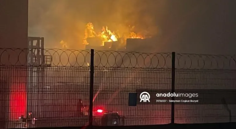  Tekirdağ'da kağıt fabrikasında çıkan yangına müdahale ediliyor