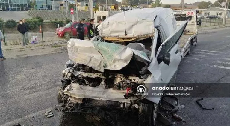 Tekirdağ'da kamyona çarpan hafif ticari aracın sürücüsü öldü