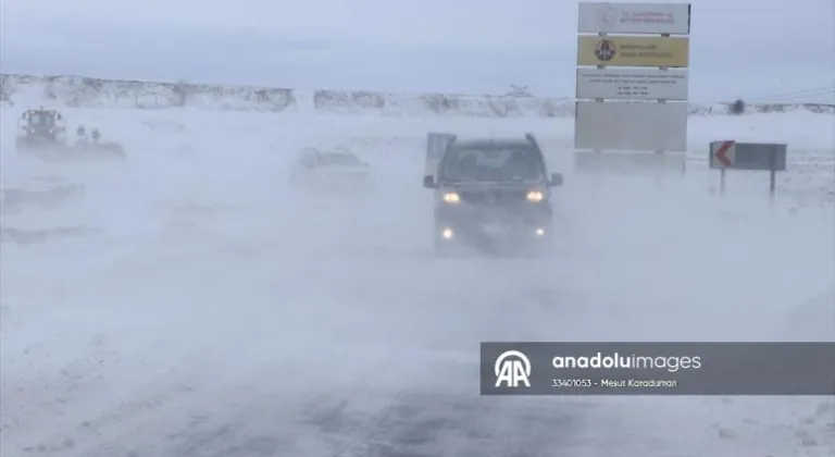 Tekirdağ'da kar yağışı nedeniyle 10 mahalle yolu ulaşıma kapandı