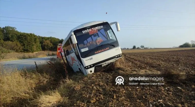 Tekirdağ'da lastiği patlaması nedeniyle yoldan çıkan servisteki 3 işçi yaralandı