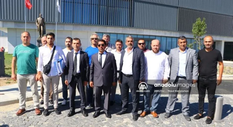 Tekirdağ'da minibüsçüler çalışmalarına izin verilmediği gerekçesiyle belediyeyi protesto etti