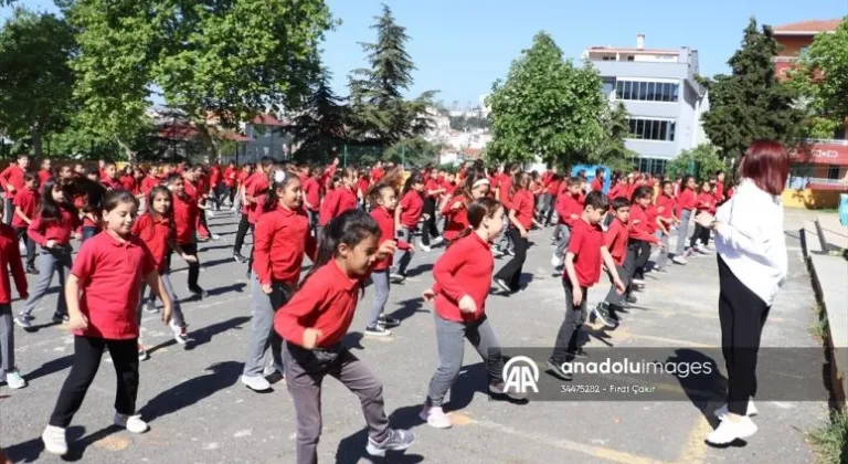 Tekirdağ'da öğrenciler derse girmeden önce okul bahçesinde egzersiz yapıyor