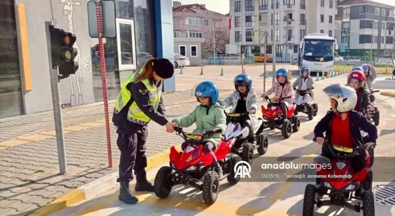 Tekirdağ'da ortaokul öğrencilerine trafik eğitimi verildi