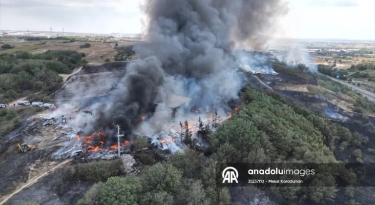 Tekirdağ'da otluk alandan geri dönüşüm tesisine sıçrayan yangına müdahale ediliyor