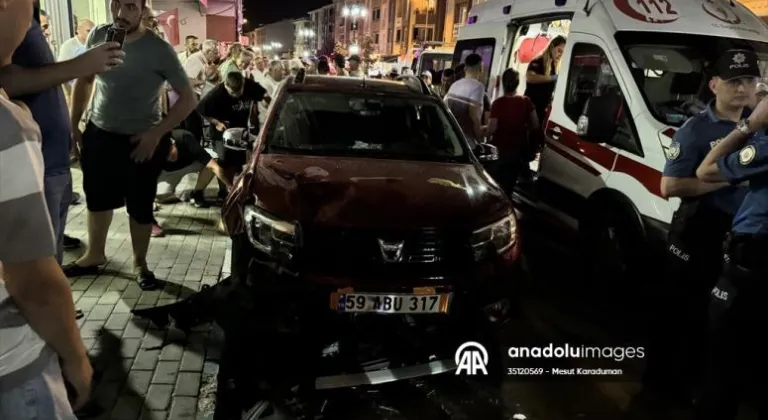 Tekirdağ'da otomobil kıraathane önünde oturanlara çarptı, 11 kişi yaralandı