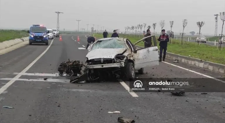 Tekirdağ'da refüje çarpan otomobilin sürücüsü öldü, 2 kişi yaralandı