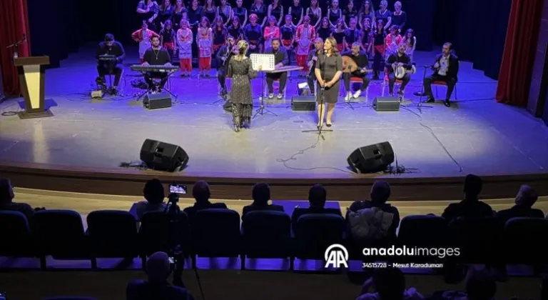 Tekirdağ'da Roman öğrenciler ve öğretmenlerinden oluşan koro konser verdi