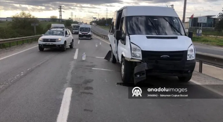 Tekirdağ'da servis araçlarının çarpıştığı trafik kazasında 16 kişi yaralandı