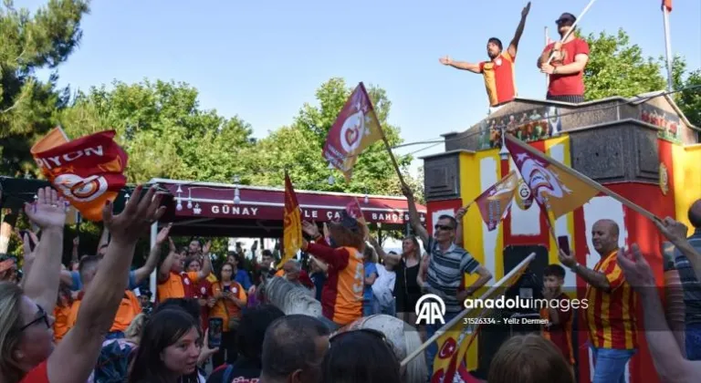 Tekirdağ'da Taraftar Çeşmesi sarı-kırmızı renklere boyandı