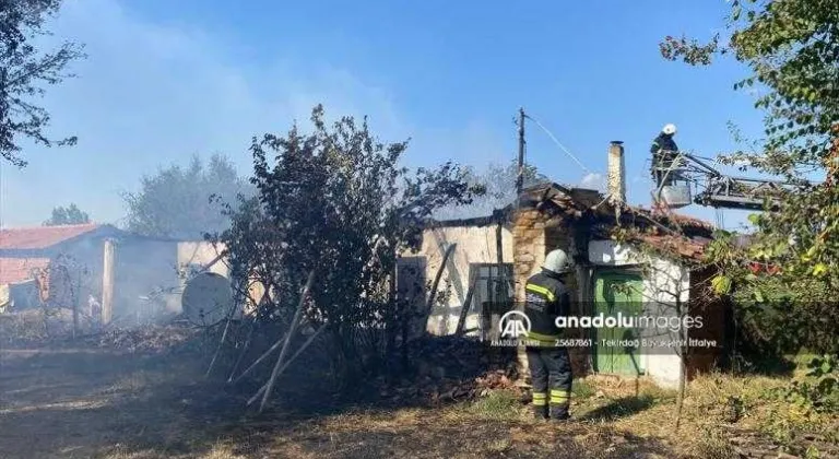 Tekirdağ'da tek katlı evde çıkan yangında 3 kişi dumandan etkilendi