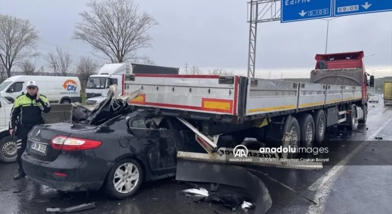 Tekirdağ'da tıra çarpan otomobildeki 3 kişi yaralandı