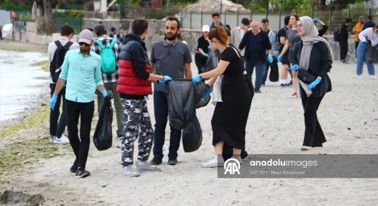 Tekirdağ'da üniversite öğrencileri farkındalık oluşturmak için plajda çöp topladı