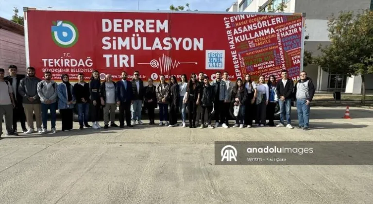 Tekirdağ'da üniversite öğrencilerine simülasyon tırında deprem eğitimi verildi