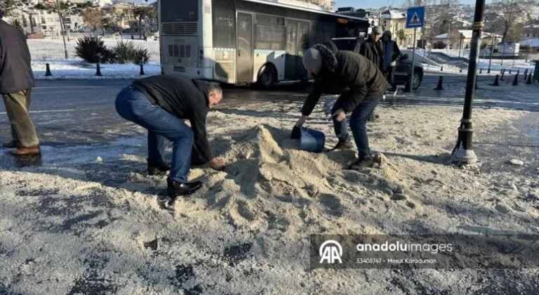 Tekirdağ'da vatandaşlar buzlanan sokakları tuzladı