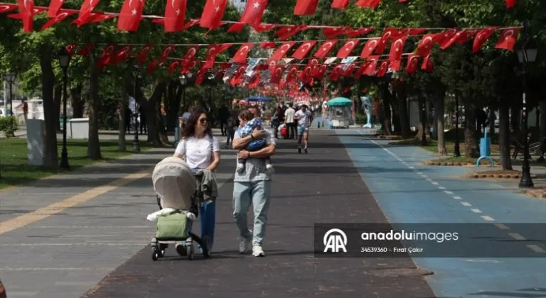  Tekirdağ'da vatandaşlar, güneşli havayı sahilde değerlendirdi.