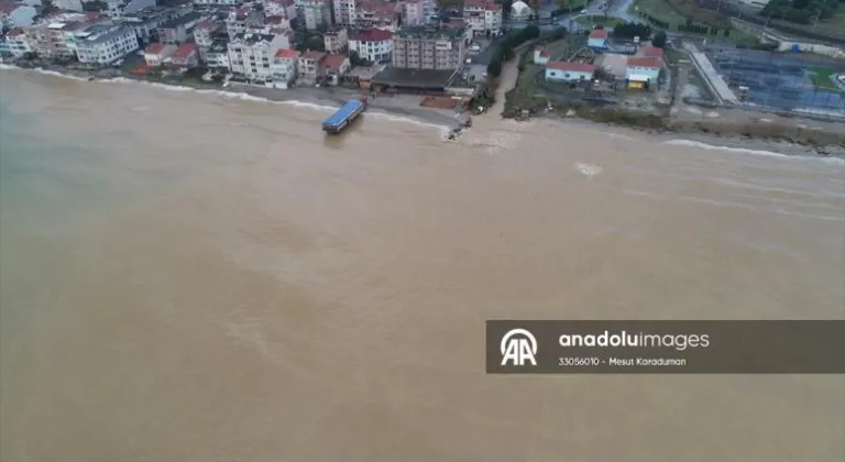 Tekirdağ'da yağış sonrası denizin kıyı şeridindeki rengi değişti