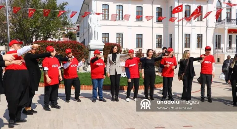 Tekirdağ'daki farkındalık etkinliğinde down sendromlu öğrenciler dans gösterisi sundu