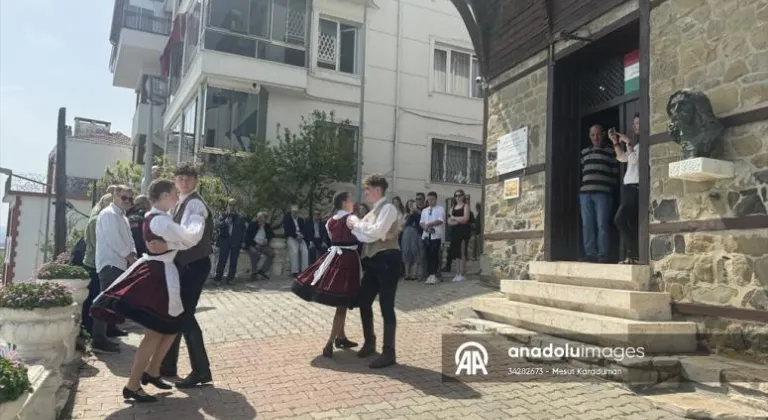 Tekirdağ'ı gezen Macar öğrenciler, halk oyunları gösterisi sundu