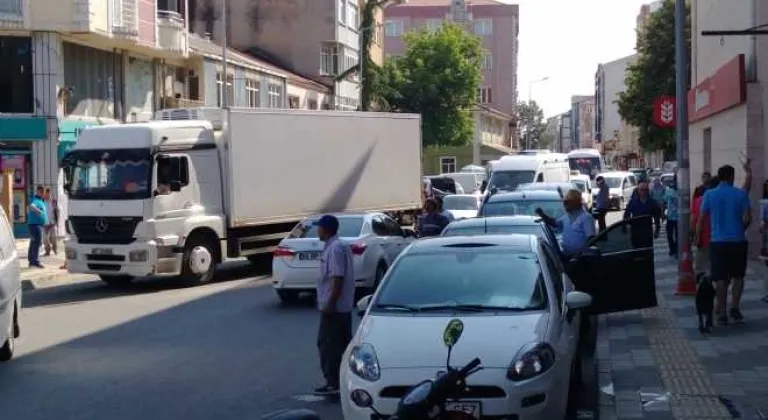 Trafiğin Tıkanmasına Neden Oluyorlar