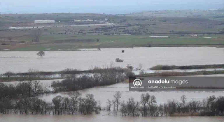 Yatağından çıkarak ovaya yayılan Ergene Nehri'nin debisindeki artış sürdü